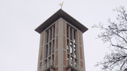 Die Turmspitze mit Wetterhahn der St. Augustinuskirche Hameln. © Stefan Keil Foto: Stefan Keil
