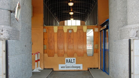 Einfahrt zum Aufzug im Alten Elbtunnel auf der St.-Pauli-Seite. © NDR Foto: Kathrin Weber