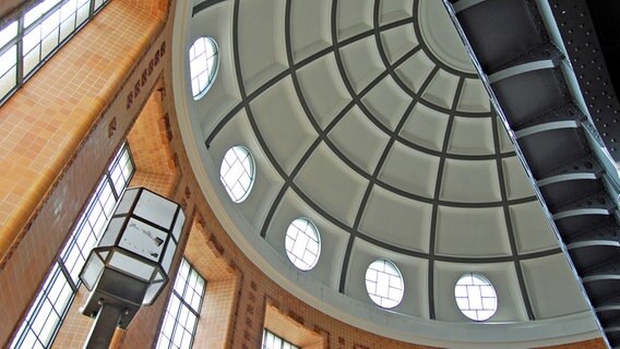 Blick auf die Kuppel im Schachtgebäude St. Pauli des Alten Elbtunnels von innen. © NDR Foto: Kathrin Weber