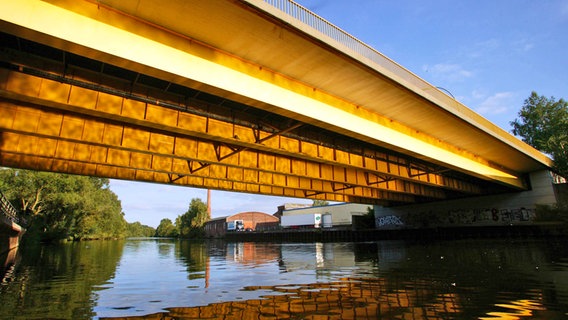Die Gelbe Brücke über die Bille in Hamburg-Rotenburgsort ©  imago Foto: Hoch Zwei/Angerer