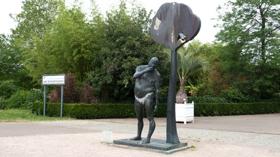 Eine Skulptur des Künstlers Waldemar Otto steht am Eingang des Loki Schmidt Gartens.  Foto: Anja Deuble