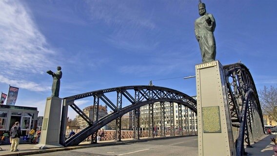 Die Brooksbrücke in der Hamburger Speicherstadt mit den Figuren Barbarossas und St. Ansgars ©  imago / imagebroker 