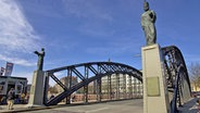 Die Brooksbrücke in der Hamburger Speicherstadt mit den Figuren Barbarossas und St. Ansgars ©  imago / imagebroker 