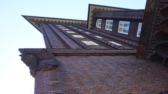 Spitze des Chilehauses in Hamburg mit Skulptur eines Kondors © NDR Foto: Irene Altemüller