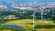 Der Energieberg in Georgswerder aus der Luft mit Panorama Hamburgs im Hintergrund © www.mediaserver.hamburg.de Foto: aufwind-luftbilder.de