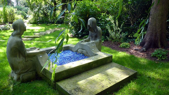 Grabmal im Garten der Frauen auf dem Friedhof Ohlsdorf © NDR Foto: Irene Altenmüller