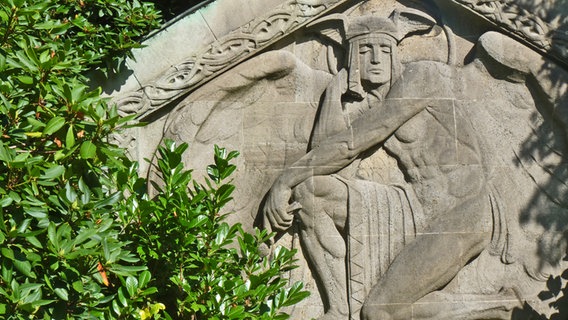 Grabmal mit Hermes-Figur auf dem Ohlsdorfer Friedhof. © NDR Foto: Irene Altenmüller