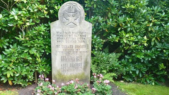 Grab von Theatergründer Richard Ohnsorg auf dem Ohlsdorfer Friedhof © NDR Foto: Irene Altenmüller