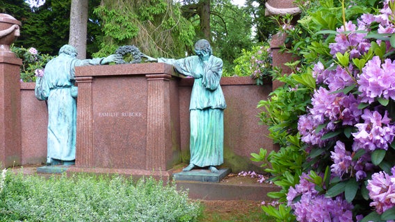 Bronzeskulpturen an einem Grabmal auf dem Ohlsdorfer Friedhof in Hamburg © NDR Foto: Irene Altenmüller