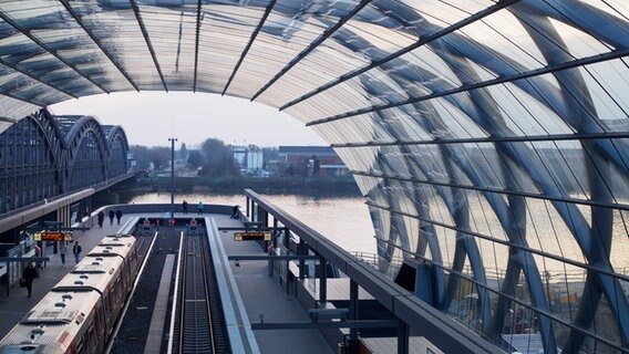 Blick auf die Stahlbögen der Elbbrücke von der neuen U-Bahnstation. © NDR Foto: Anja Deuble