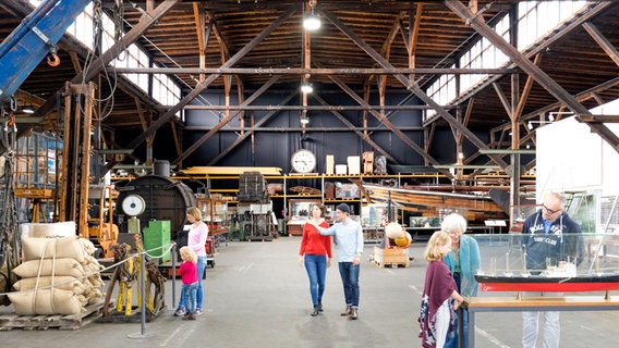 Besucher im historischen 50er-Schuppen des Hafenmuseums Hamburg. Besucher im historischen 50er-Schuppen des Hafenmuseums Hamburg. © SHMH Foto: Sinje Hasheider