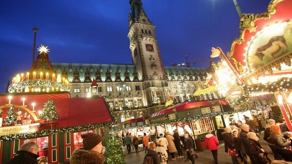 Weihnachtsmarkt vor dem Hamburger Rathaus. © dpa - Bildfunk Foto: Bodo Marks/dpa