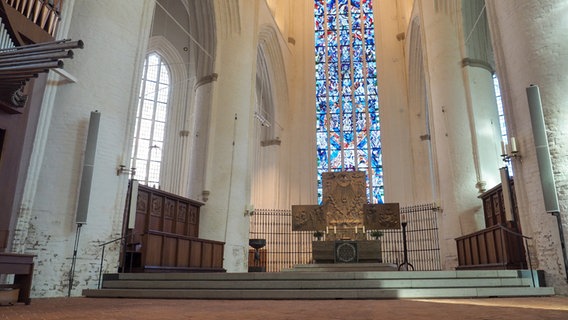 Blick in den Altarbereich der St. Katharinen. © NDR Foto: Anja Deuble