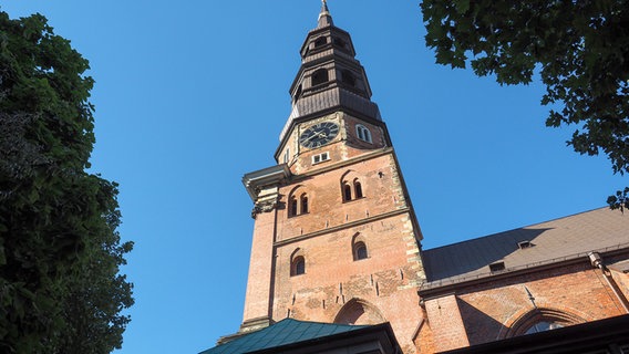 Blick auf den Turm der St. Katharinen (vom Kirchhof aus). © NDR Foto: Anja Deuble