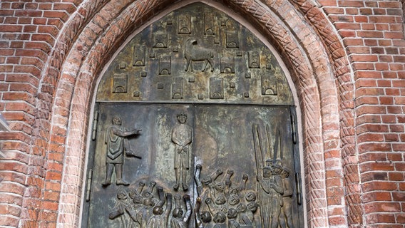 Der Eingang am Südportal der St. Katharinen, gestaltet von Fritz Fleer (1960-63). © NDR Foto: Anja Deuble