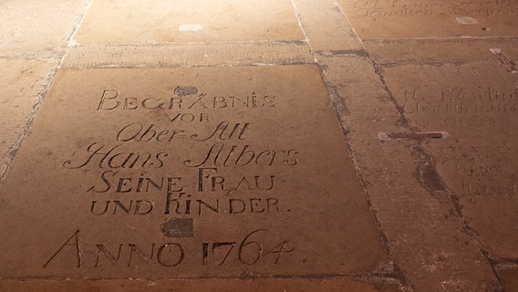 Inschrift einer Grabplatte im Gruftgewölbe im Hamburger Michel. © NDR / Foto: Anja Deuble