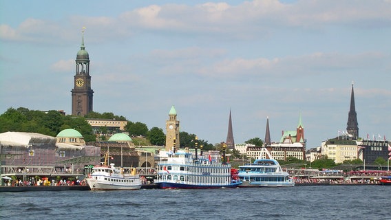Blick von der Elbe auf die Hamburger Landungsbrücken © NDR Foto: Kathrin Weber