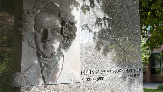 Felix -Mendelssohn-Bartholdy-Denkmal an der Ludwig-Erhard-Straße. © NDR Foto: Anja Deuble