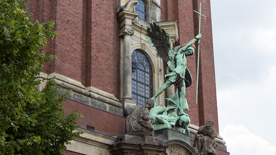 Der Erzengel Gabriel an der Hauptkirche St. Michaelis. © NDR / AD Foto: Anja Deuble