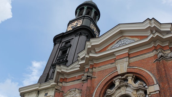 Blick auf den Turm der Hauptkirche St. Michaelis. © NDR Foto: Anja Deuble