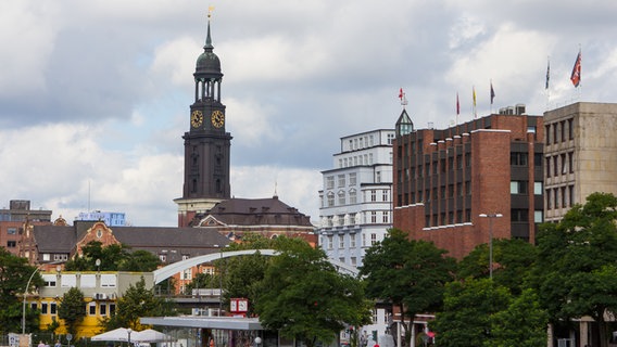 Blick auf die Hauptkirche St. Michaelis, von der "Bei den Mühren"-Straße. © NDR / AD Foto: Anja Deuble