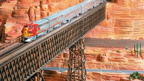 Ein Zug fährt im Miniatur Wunderland über die Trestle Bridge im Grand Canyon. © Miniatur Wunderland Hamburg 