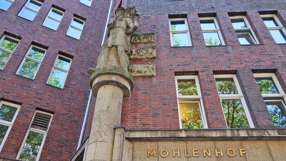 Skulptur an der Fassade des Mohlenhofs im Hamburger Kontorhausviertel © NDR Foto: Kathrin Weber