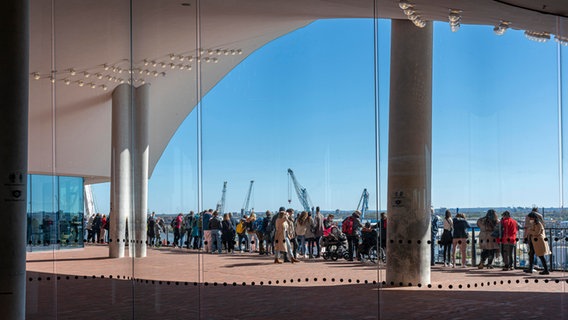 Besucher auf der Plaza der Elbphilharmonie in Hamburg. © picture alliance / imageBROKER Foto: Karl-Heinz Spremberg