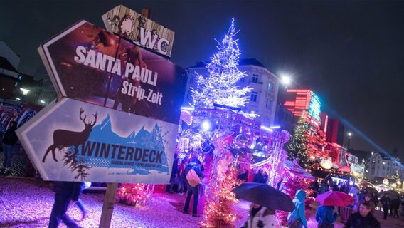 Wegweiser auf dem Hamburger Weihnachtsmarkt Santa Pauli © dpa-Bildfunk Foto: Daniel Bockwoldt/dpa