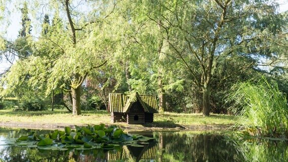 Ein Haus aus Holz für Enten steht auf einer kleinen Insel am Ententeich im Schulgarten.  Foto: Anja Deuble