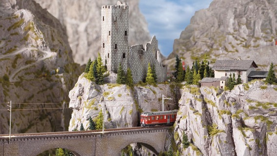 Eine Burgruine und eine Modelleisenbahn im Schweiz.Abschnitt des Miniatur Wunderlands. © Miniatur Wunderland 