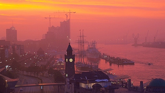 Sonnenaufgang über dem Hamburger Hafen © Deutscher Wetterdienst 