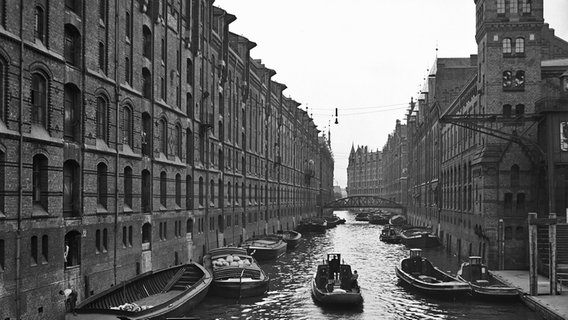 Das Brooksfleet in der Speicherstadt mit Block E (links) und Schutenverkehr im Jahr 1938 © HHLA Foto: Gustav Werbeck