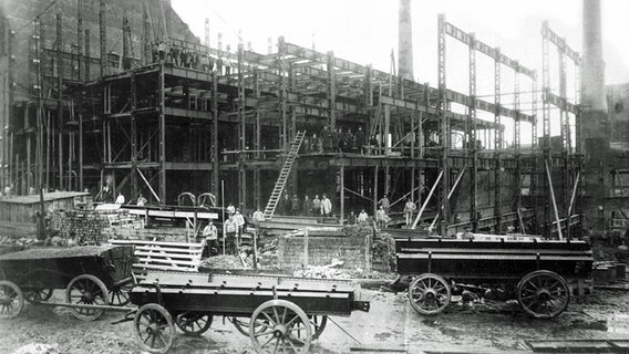 Bauarbeiter beim Bau des Blocks E der Speicherstadt (historisches Foto um 1888) © Archiv Speicherstadtmuseum 