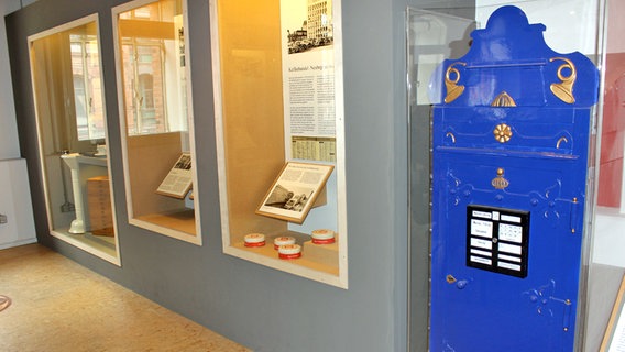 Ein Kaffee-Briefkasten in der Ausstellung im Speicherstadtmuseum Hamburg. © NDR Foto: Irene Altenmüller