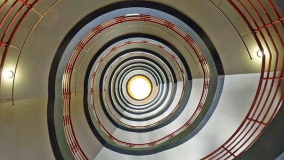 Blick von unten ins Treppenhaus des Sprinkenhofs im Hamburger Kontorhausviertel © NDR Foto: Irene Altenmüller