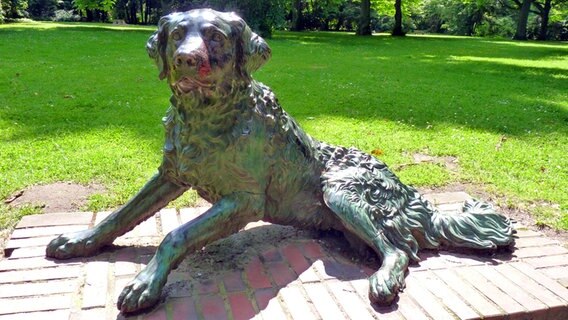 Hunde-Skulptur im Hamburger Stadtpark © NDR Foto: Irene Altenmüller