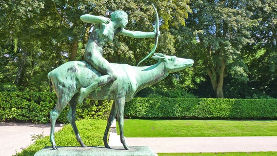 Skulptur einer jagenden Diana im Hamburger Stadtpark © NDR Foto: Irene Altenmüller