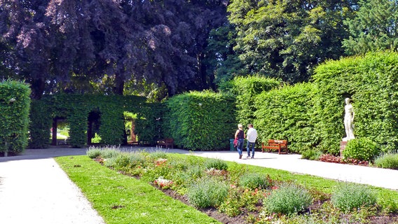 Besucher gehen im Heckengarten des Hamburger Stadtparks spazieren © NDR Foto: Irene Altenmüller