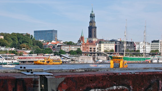 Blick von der Aussichtsplattform Steinwerder auf die Elbe und das Stadtpanorama von Hamburg. © NDR Foto: Kathrin Weber