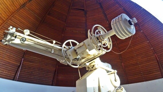 Teleskop in einer der Kuppelbauten auf dem Gelände der Sternwarte Hamburg. © NDR Foto: Irene Altenmüller