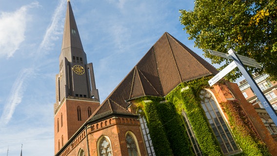 Blick auf die Hauptkirche St. Jacobi (von der Steinstraße aus). © NDR Foto: Anja Deuble