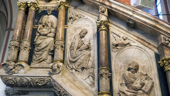 Detailaufnahme der Kanzel in der Hauptkirche St. Jacobi. © NDR Foto: Anja Deuble
