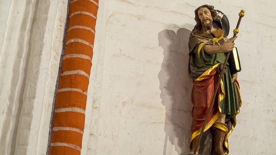 Eine Statue aus Holz zeigt den hl. Jacobus. © NDR Foto: Anja Deuble