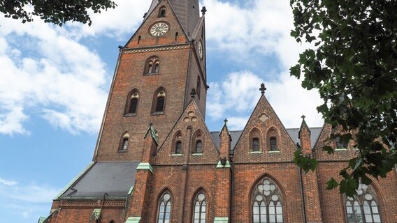 Blick von der Domstraße auf die Hauptkirche St. Petri in Hamburg. © NDR Foto: Anja Deuble