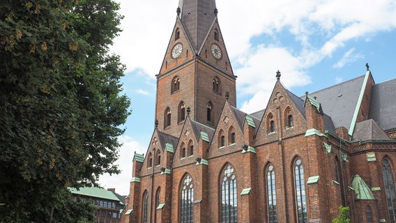 Domstrasse'den Hamburg'daki St. Petri ana kilisesinin görünümü.  © NDR Fotoğraf: Anja Deuble