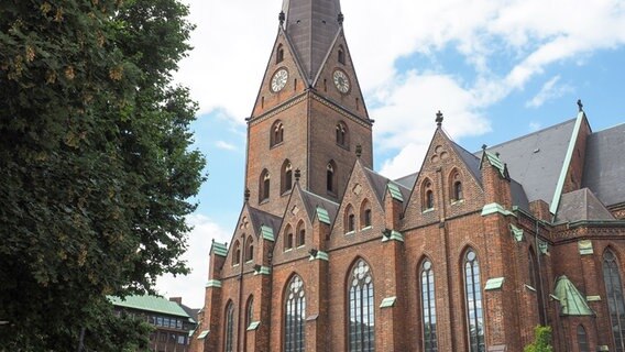Domstrasse'den Hamburg'daki St. Petri ana kilisesinin görünümü. © NDR Fotoğraf: Anja Deuble