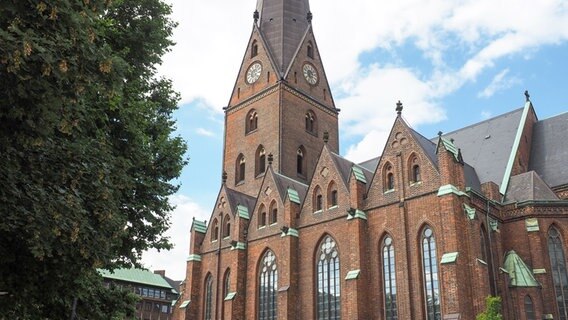 Domstrasse'den Hamburg'daki St. Petri ana kilisesinin görünümü.  © NDR Fotoğraf: Anja Deuble