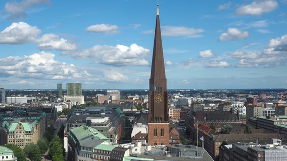 Blick von der Turmspitze der Hauptkirche St. Petri in Richtung Hauptkirche St. Jacobi. © NDR Foto: Anja Deuble