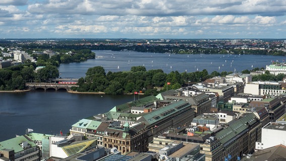 Blick aus der Turmspitze der Hauptkirche St. Petri in Richtung Alster. © NDR Foto: Anja Deuble